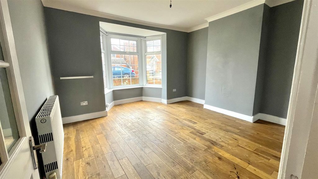 Property photo 2 of 31 Lounge