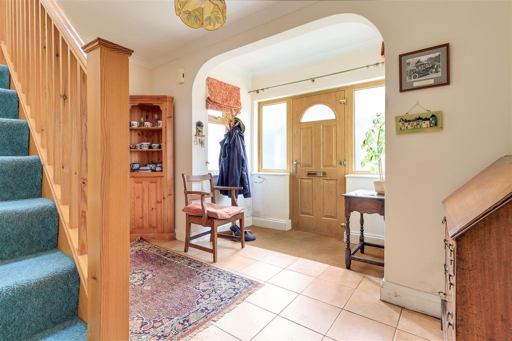 Property photo 2 of 24 Entrance Hall