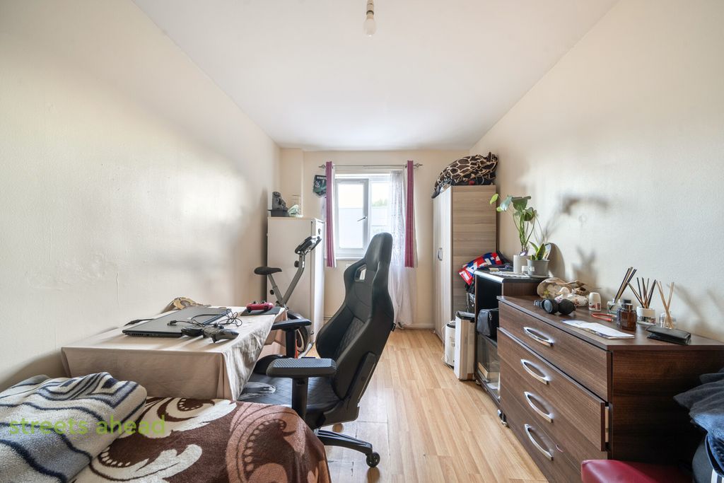 Property photo 2 of 13 B5E7Df36-cd8B-4c8...