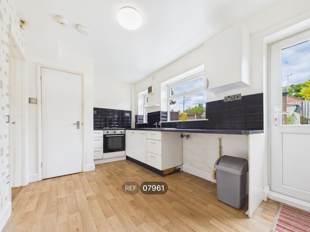 Property photo 3 of 10 Kitchen