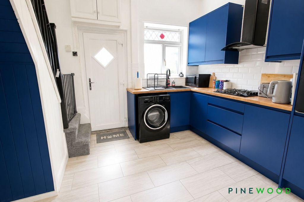 Property photo 3 of 19 Kitchen