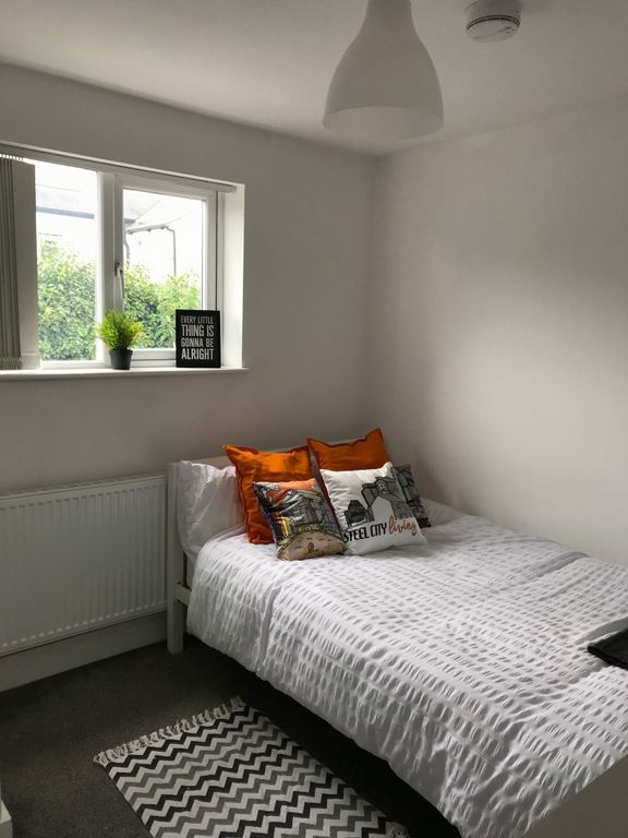 Property photo 3 of 19 This Inviting Double Bedroom Features A Cozy Atmos...