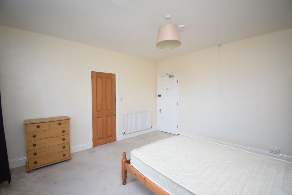 Property photo 3 of 10 Bedroom 4 (2)