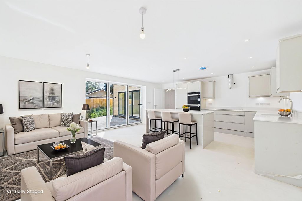 Property photo 2 of 39 Ewemove - Spalding - Pinstock Lane - Open Plan Liv