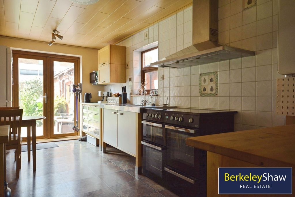 Property photo 3 of 24 Kitchen
