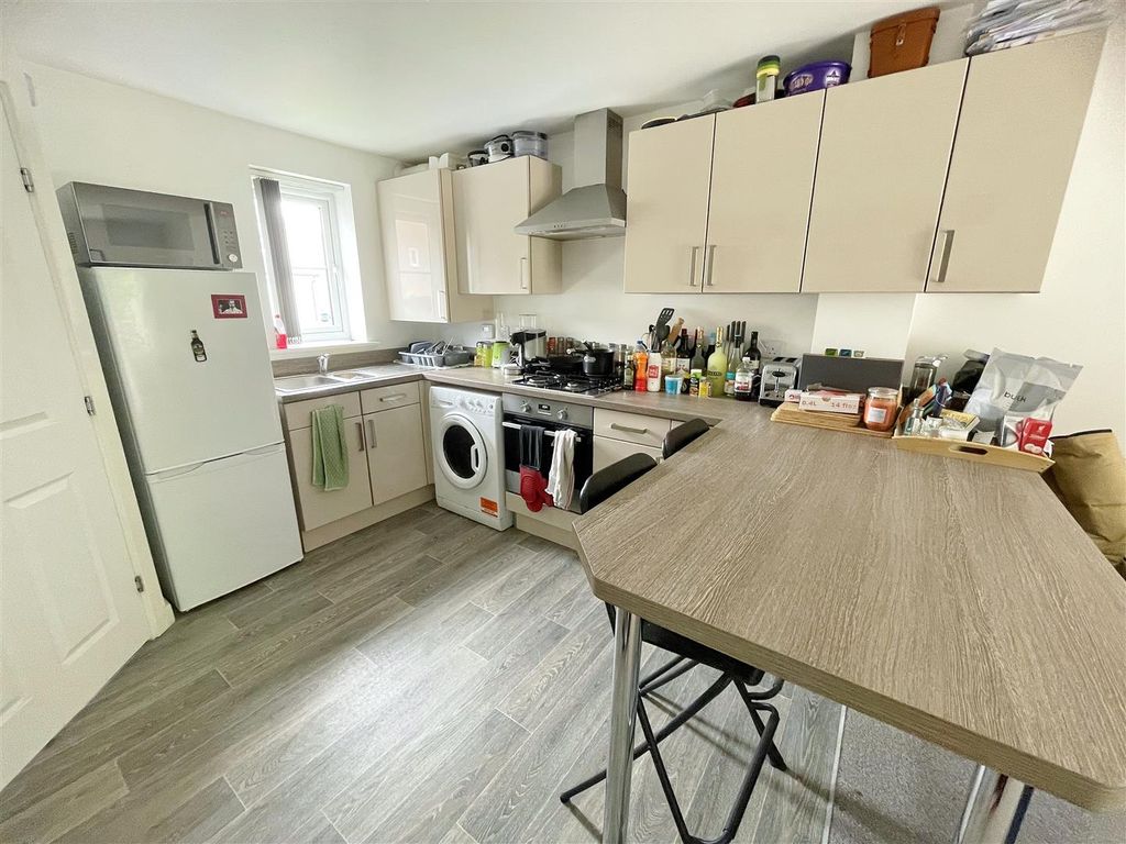 Property photo 3 of 12 Kitchen
