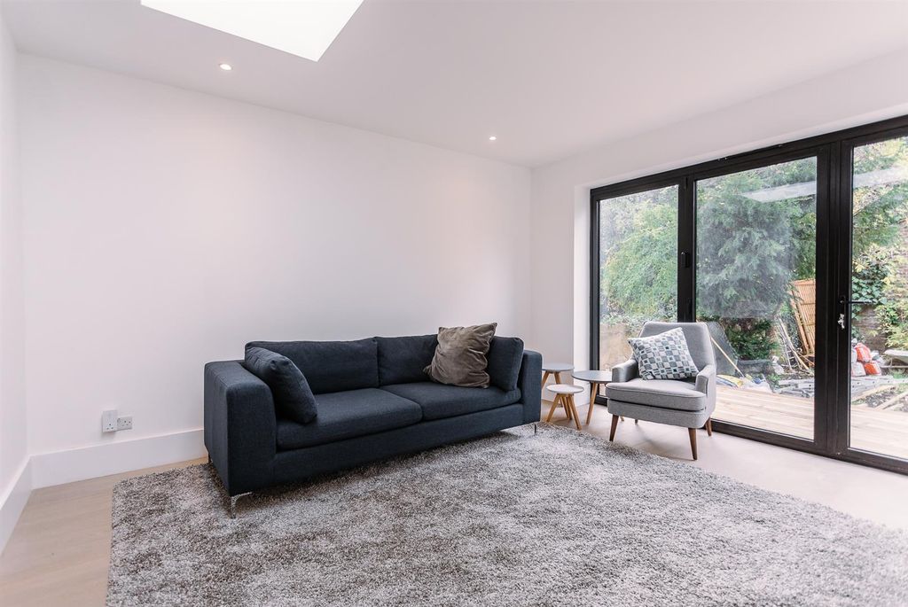 Property photo 3 of 14 1920Px_Oo_18 Victoria Road_Davies Davies_21.Jpg