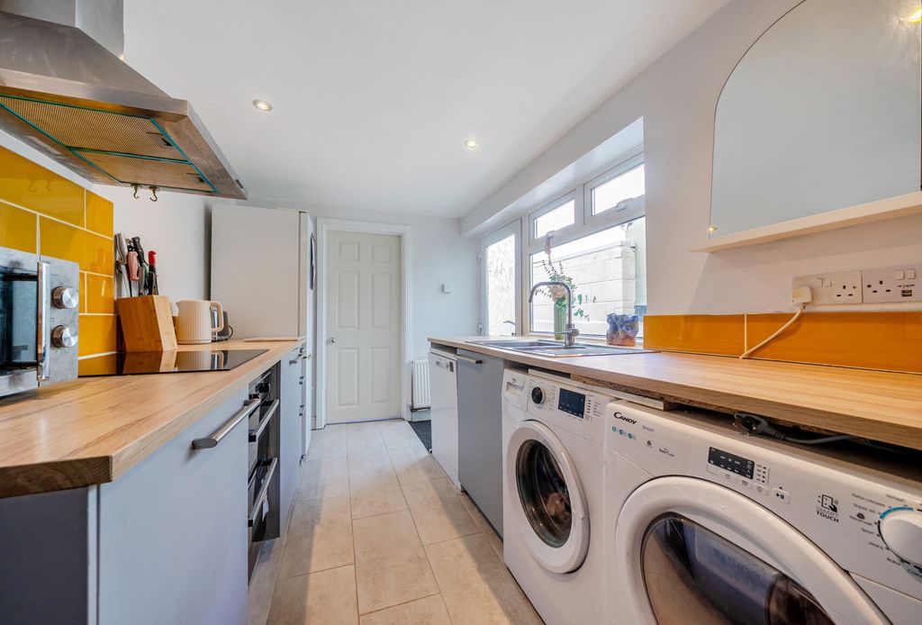 Property photo 3 of 14 1402503-7-697201c...