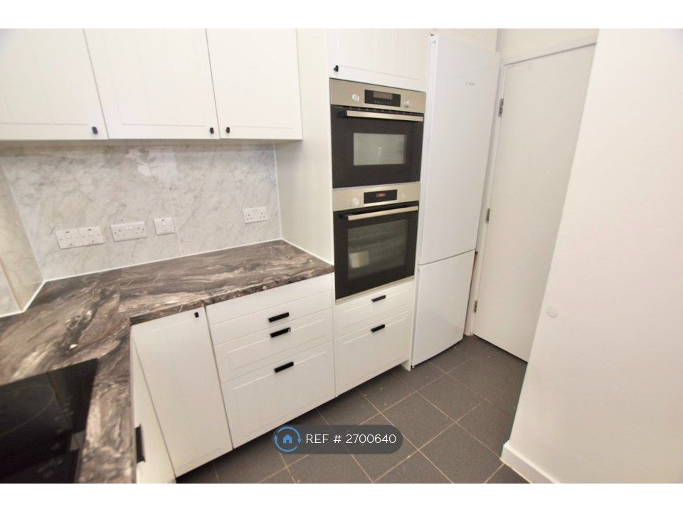 Property photo 3 of 11 Kitchen