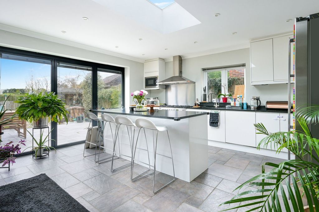 Property photo 2 of 20