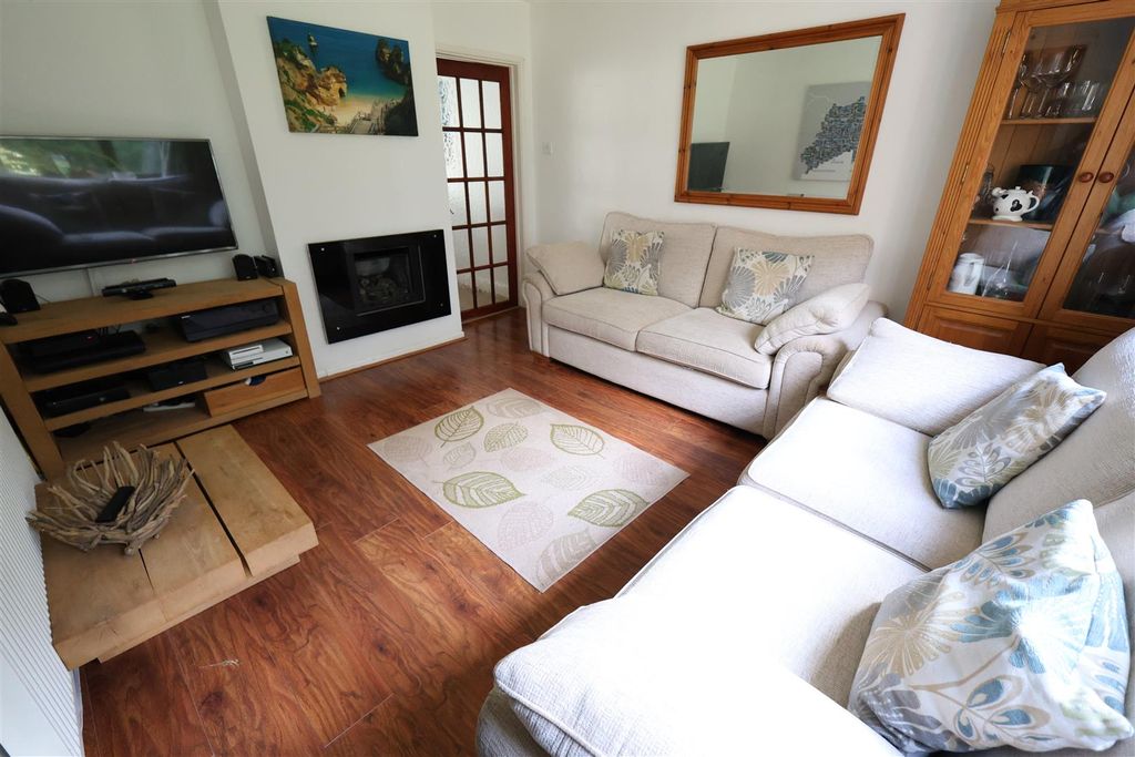 Property photo 2 of 27 Sr Lounge.Jpg