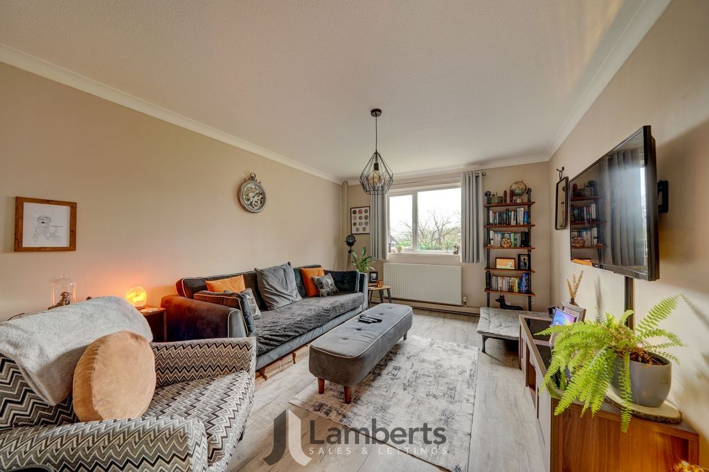 Property photo 3 of 20 Lounge