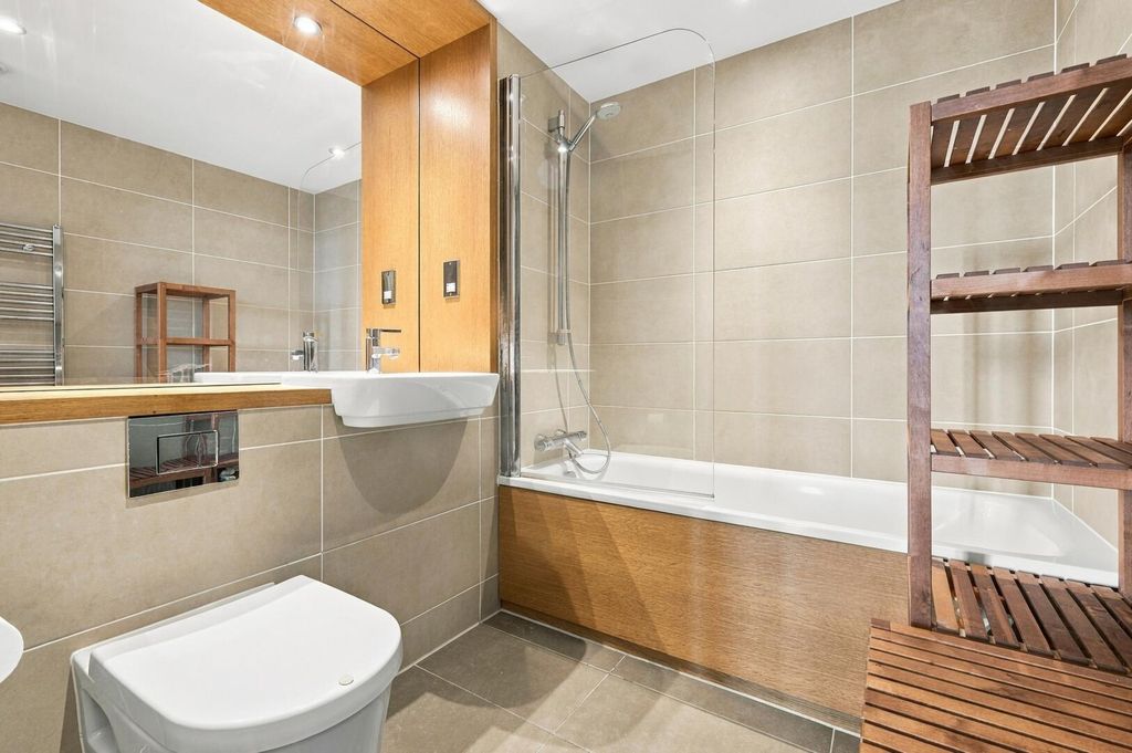 Property photo 2 of 19 Bathroom