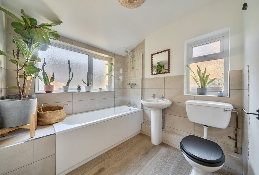 Property photo 3 of 18 1400288-1-6967688...