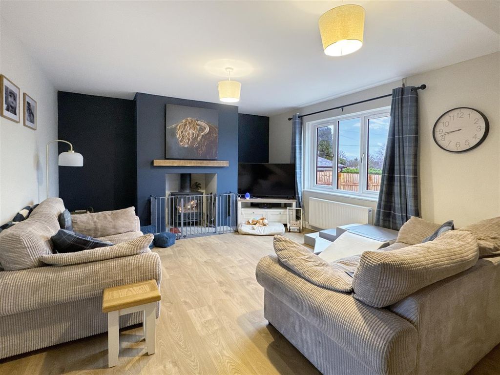 Property photo 2 of 15 Living Maind.Jpg