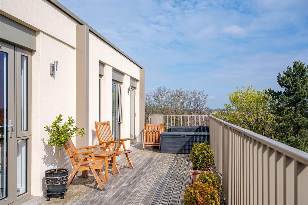 Property photo 2 of 18 Terrace