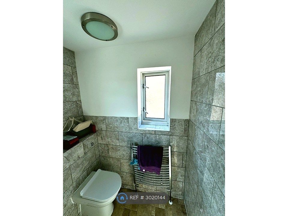 Property photo 2 of 11 Heated Chrome Towel Rail