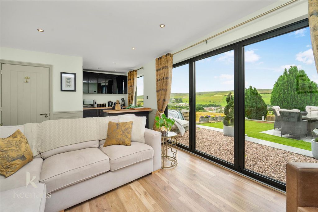 Property photo 2 of 41 Summerhouse Lounge
