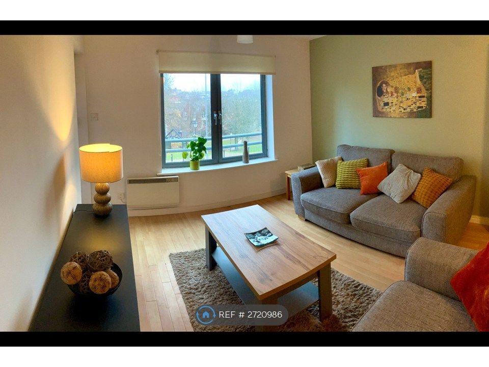 Property photo 1 of 18 Living Room