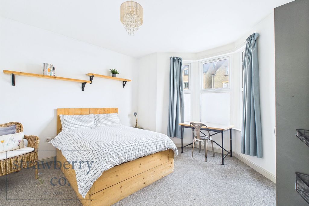 Property photo 2 of 17 Bedroom 1