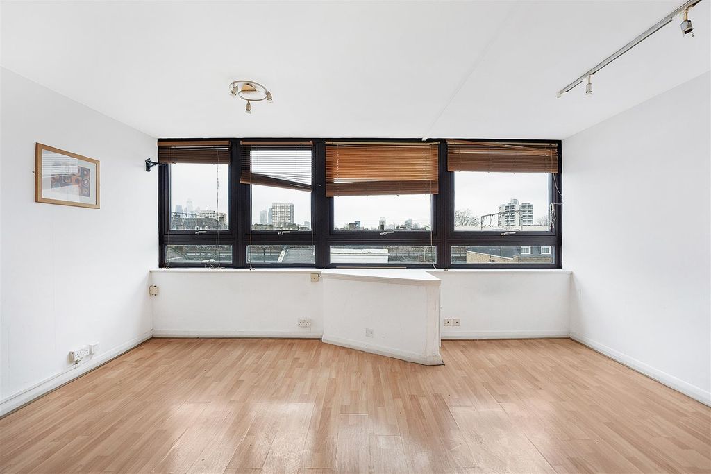 Property photo 3 of 8 Studio Room