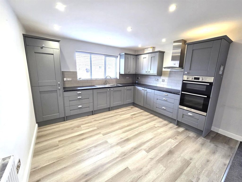 Property photo 2 of 18 Kitchen .Jpeg