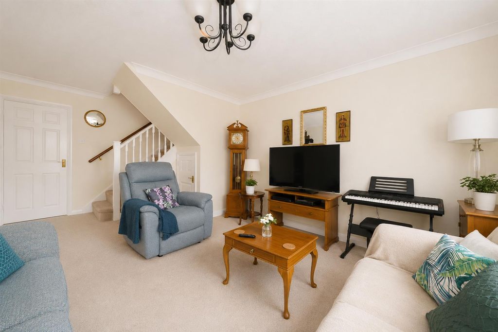 Property photo 2 of 14 59-Upper-Heath-Rd-1014.Jpg