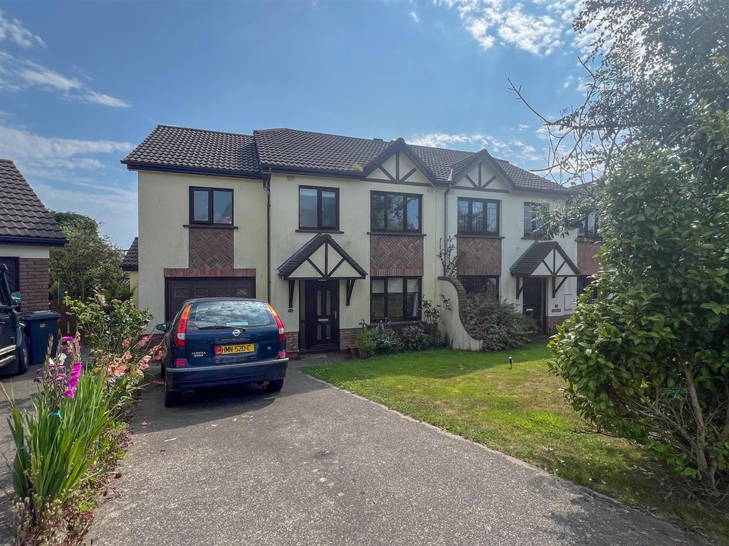 Property photo 1 of 24 18 Crovens Close.Jpg