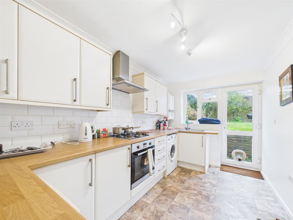 Property photo 2 of 11 Kitchen