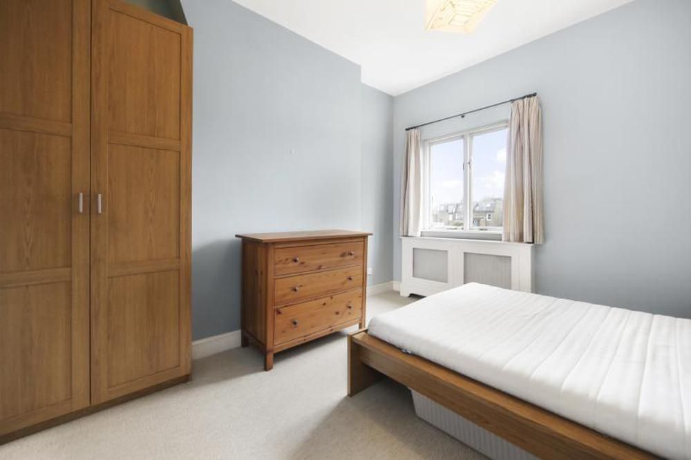 Property photo 1 of 5 Bed1.Jpg