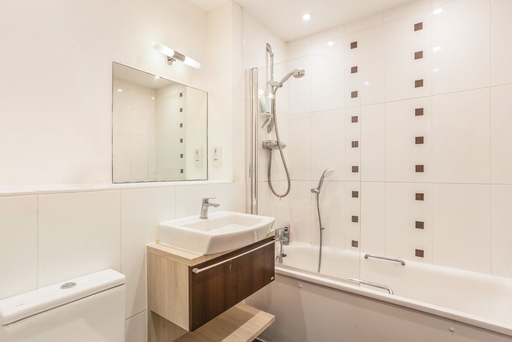 Property photo 3 of 7 68232_Hampton Court