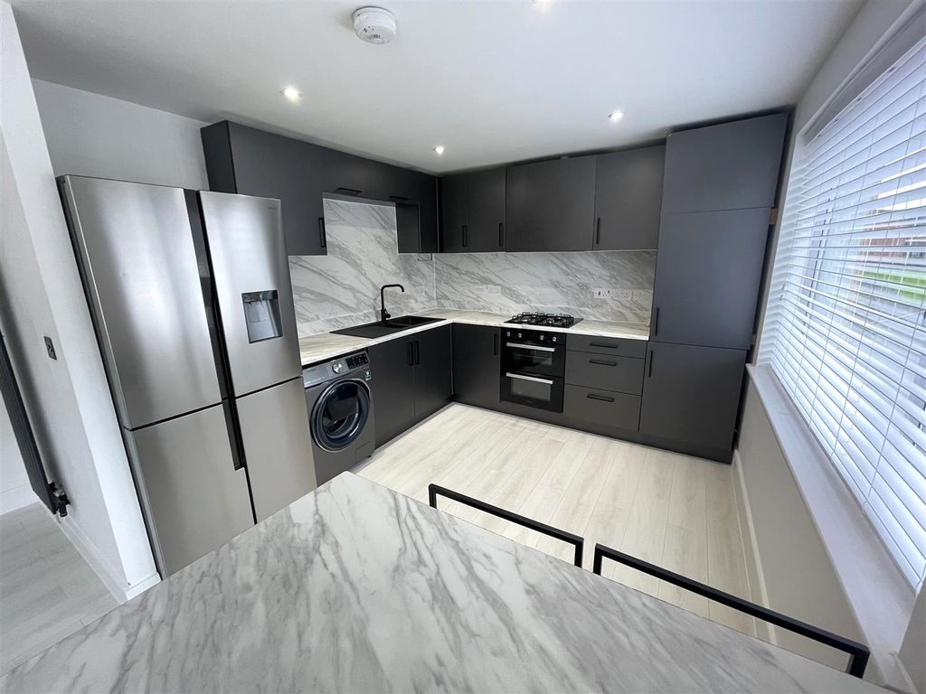 Property photo 1 of 10 Kitchen