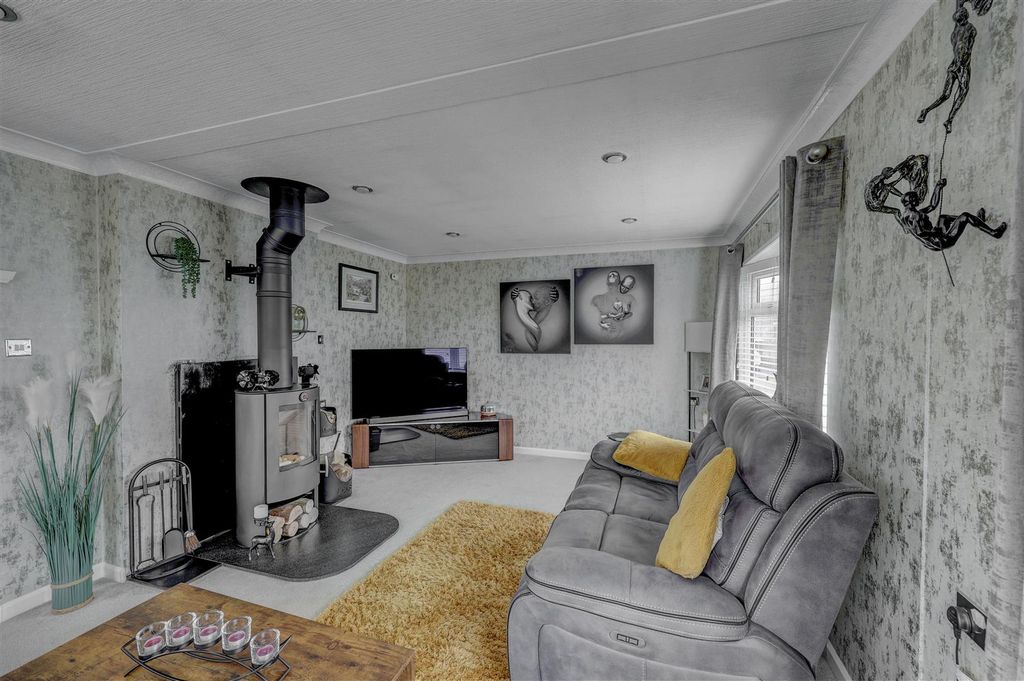 Property photo 2 of 16 Lounge