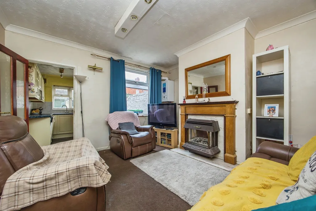 House in Nottingham, Hazelgrove, Hucknall - More