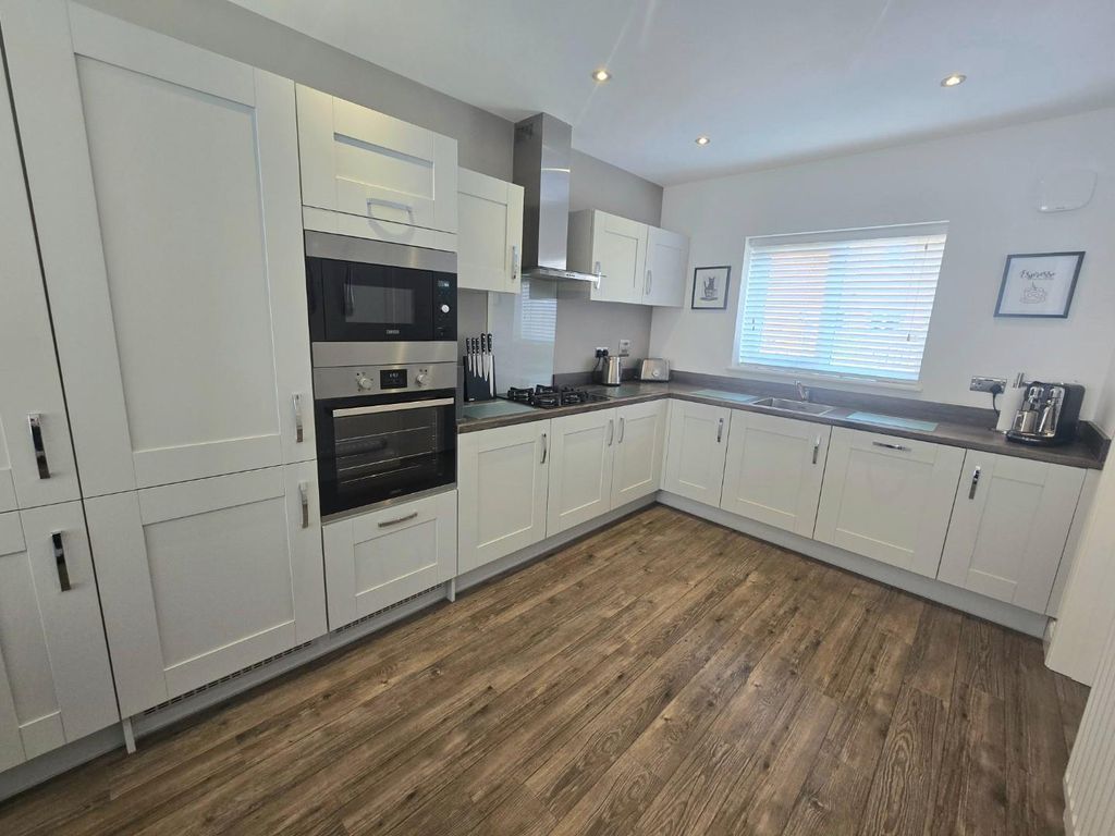 Property photo 3 of 21 Kitchen