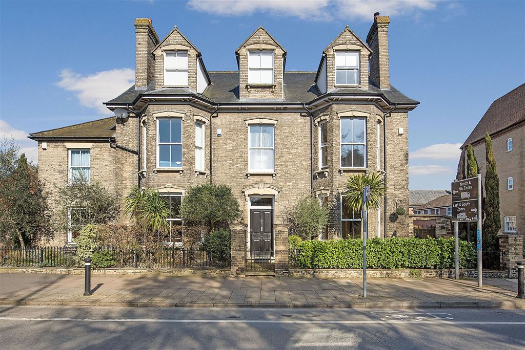 Property photo 1 of 28 75c Risbygate Street Ph01.Jpg