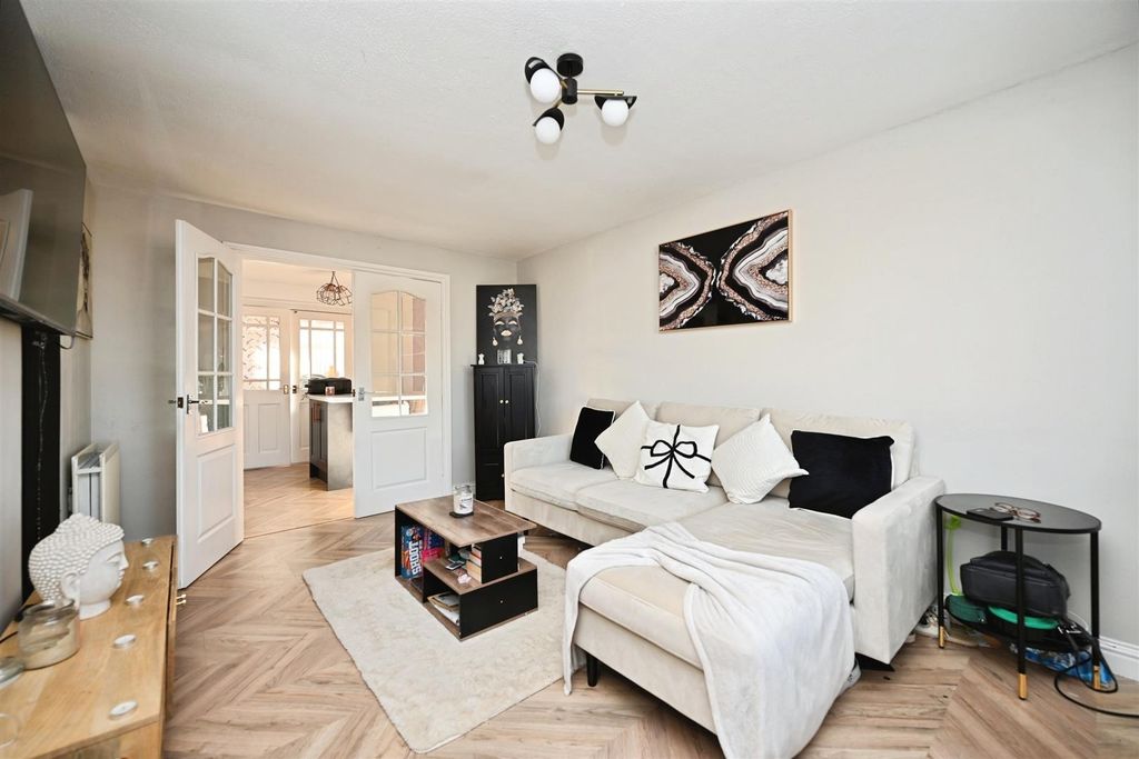 Property photo 2 of 26 Lounge