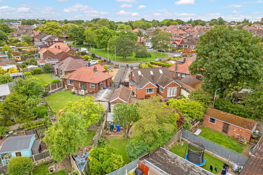 Property photo 2 of 33
