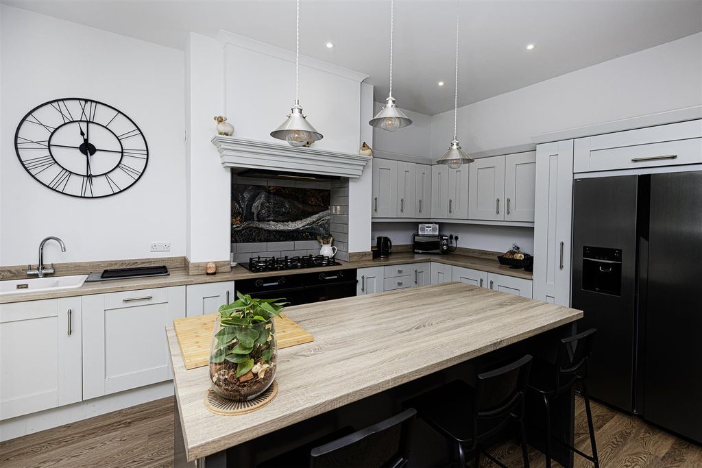 Property photo 2 of 31 Dining Kitchen