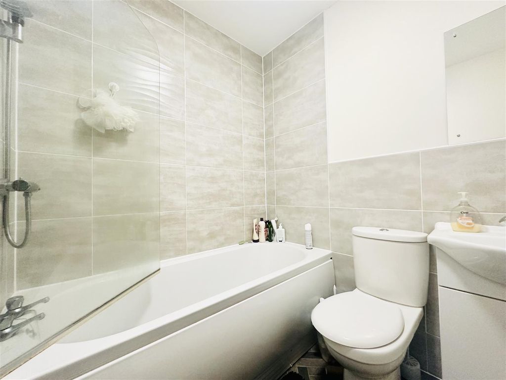 Property photo 2 of 11 Bathroom
