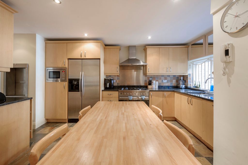 Property photo 3 of 10 29 Ives St-0537.Jpg