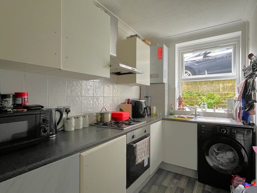 Property photo 3 of 6 Kitchen