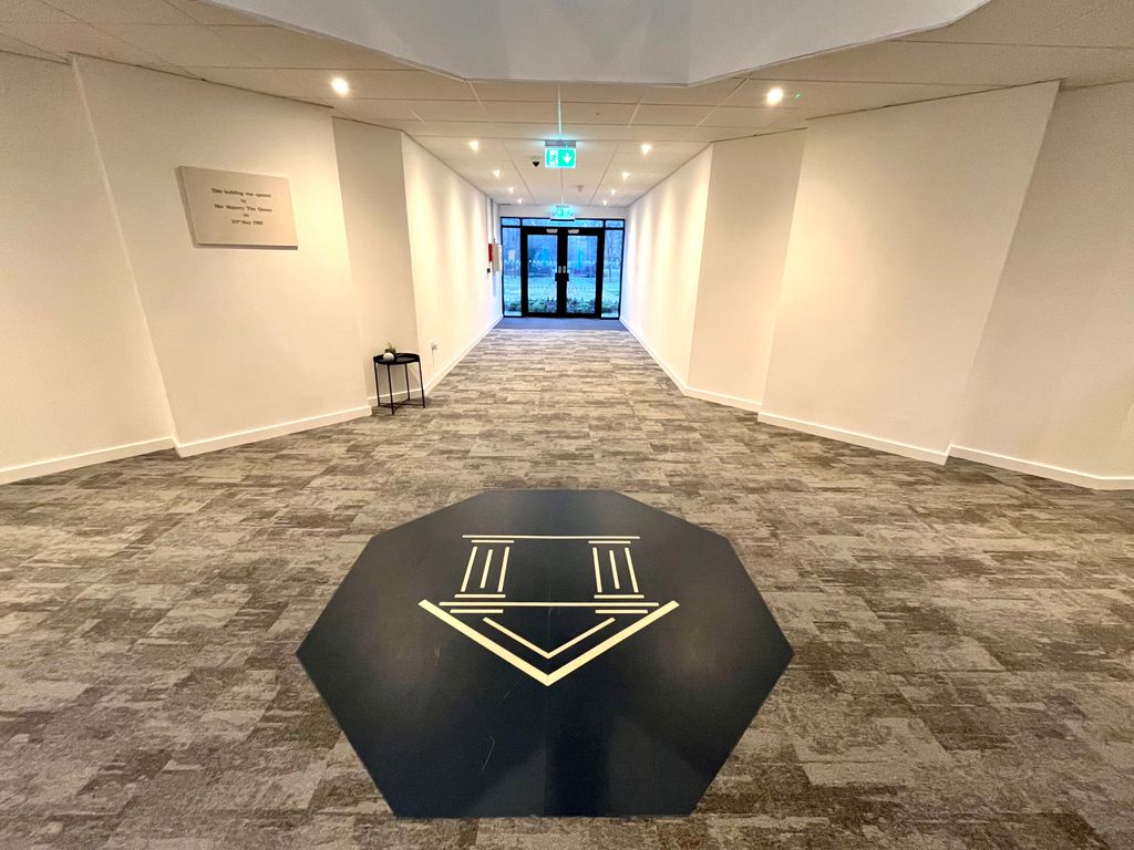 Property photo 2 of 10 Entrance Hall