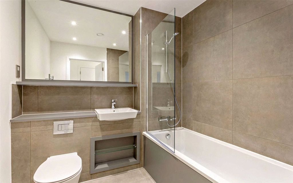 Property photo 3 of 7 Bathroom