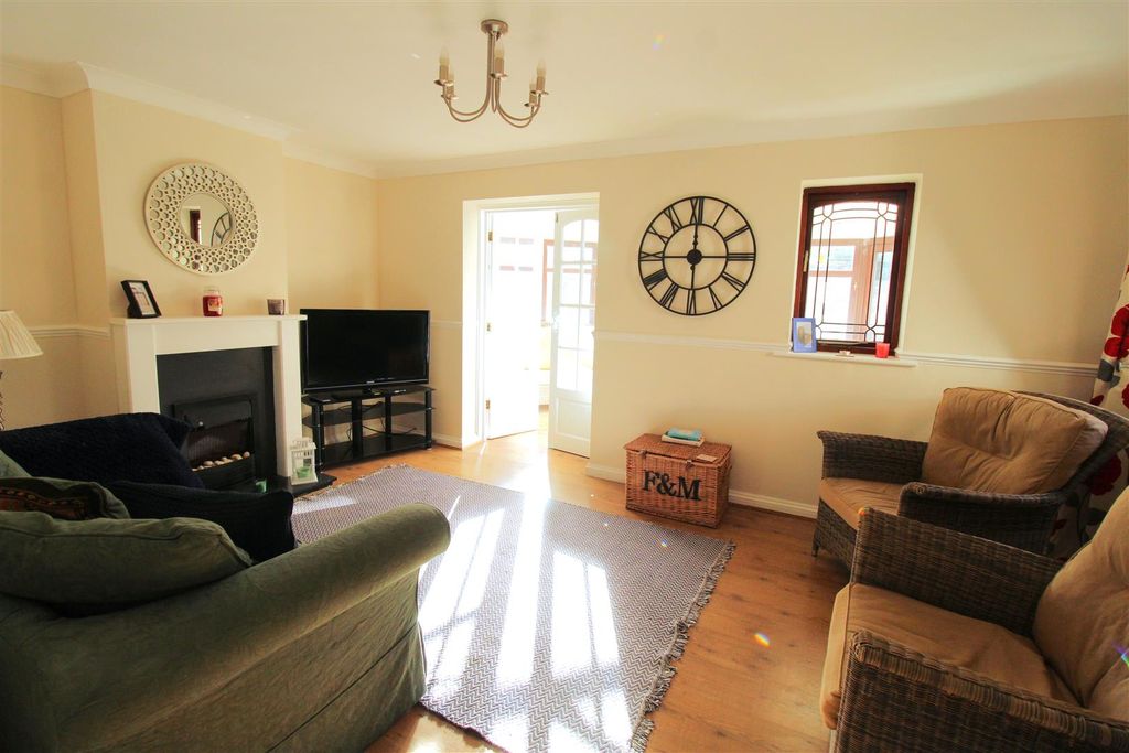 Property photo 2 of 18 Lounge