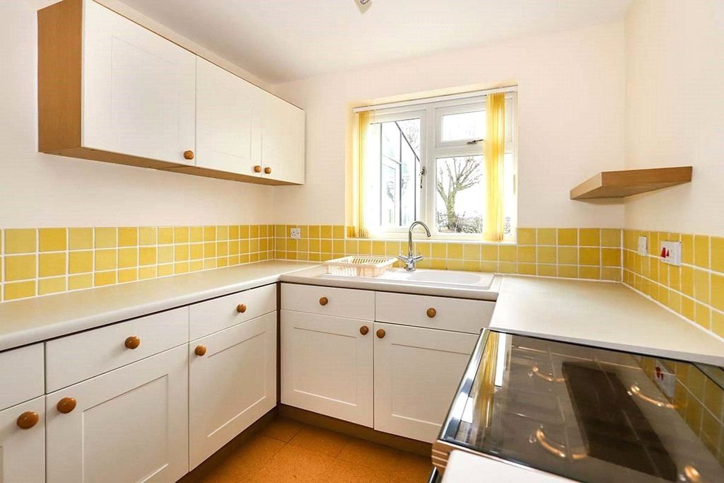 Property photo 3 of 8 Kitchen
