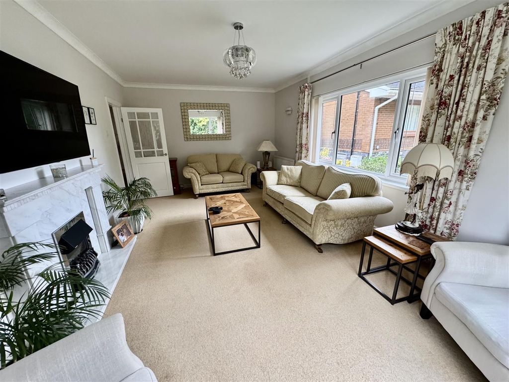 Property photo 2 of 31 Lounge