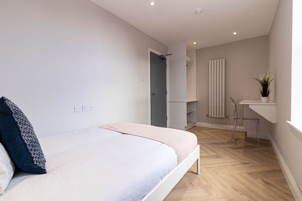 Property photo 2 of 7 A Bright And Modern Bedroom Featuring A Comfortabl...