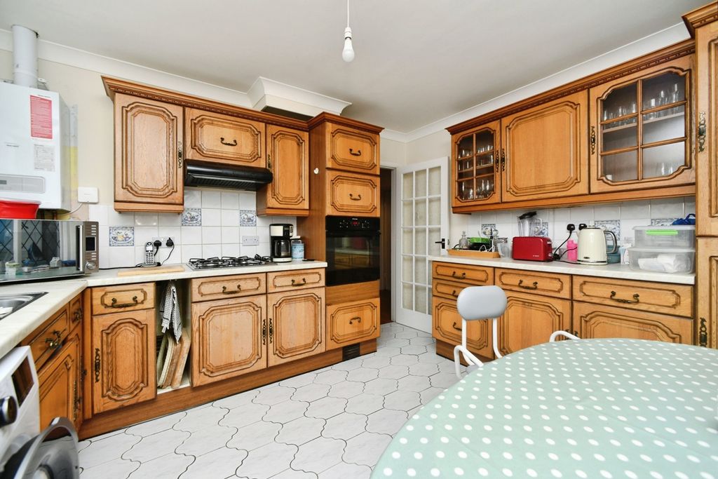 Property photo 3 of 19 Kitchen