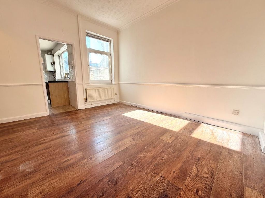 Property photo 3 of 11 Dining Room
